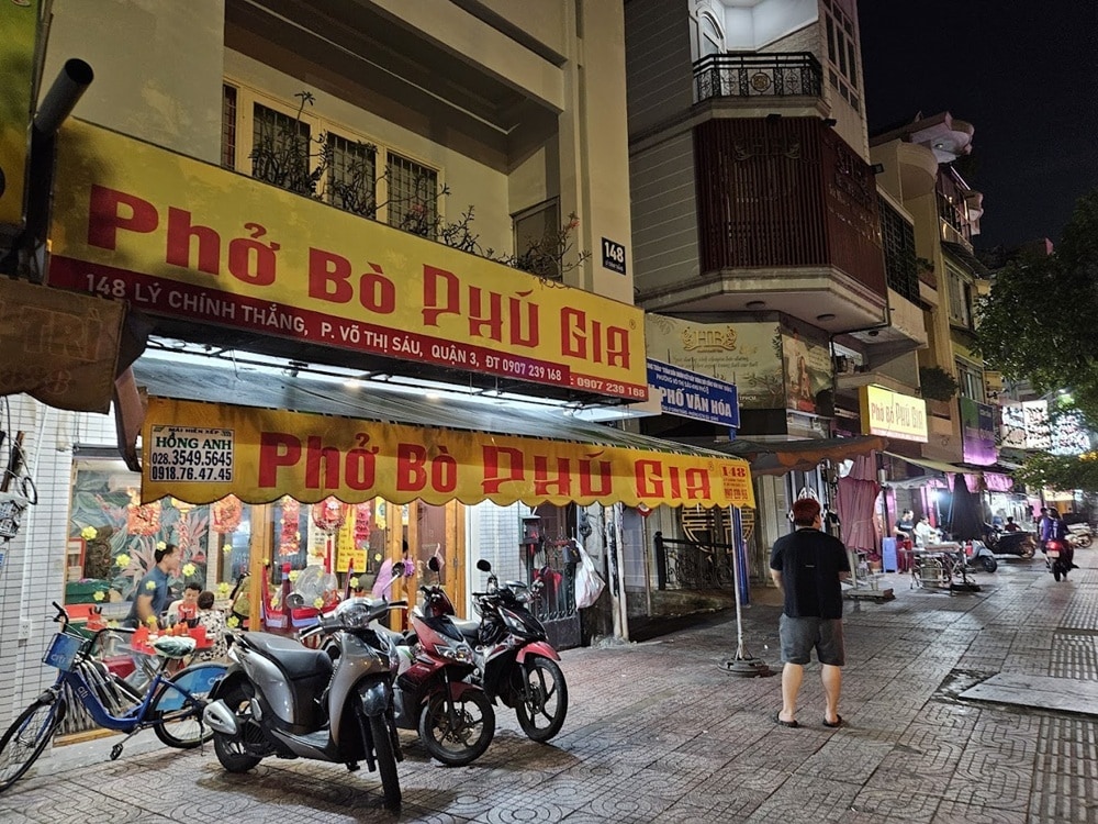 pho phu gia from the outside